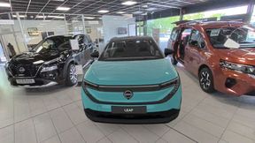 Realitätsnah: So präsentiert sich der neue Nissan Leaf aus der Sicht des Nutzers in der Mixed-Reality-Brille. Die Fahrzeuge rechts und links sind indes real. Das System projiziert durch Kameras die reale Umgebung in das Bild. (Bild: NXRT)