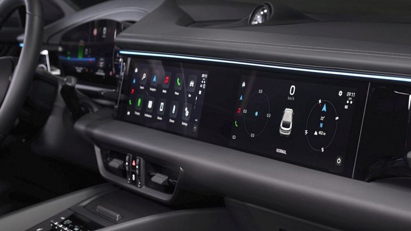 Im neuen Macan kann auch der Beifahrer über einen eigenen optionalen 10,9 Zoll großen Bildschirm Fahrzeuginformationen einsehen, Einstellungen am Infotainment vornehmen oder während der Fahrt Videos streamen.(Bild:  Porsche)