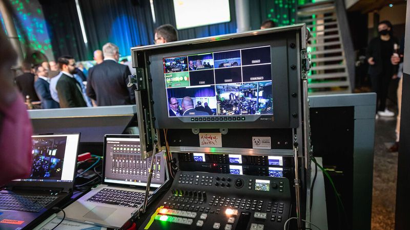 Die Award-Verleihung wurde live übertragen. Auch an den Monitoren konnten die Veranstalter viele Gäste begrüßen. (Bild: Stefan Bausewein)