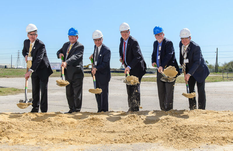 Company executives and dignitaries break ground for new steam methane reformer to be built by Air Products at Covestro's facility in Baytown, Texas. From L to R: Bill Hammarstrom, Air Products’ vice president-Americas, HyCO; Chambers County Commissioner Rusty Senac; Corning Painter, Air Products’ executive vice president, Industrial Gases; Dr. Klaus Schäfer, Covestro’s chief industrial operations officer; Mayor Stephen DonCarlos; and Rod Herrick, vice president and site manager of Covestro’s Baytown facility. (Picture: Air Products/Kim Christensen)