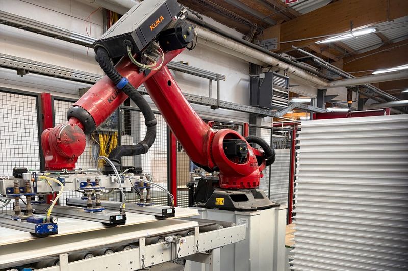 Dank des neuen FA-X/FA-M-Flächengreifsystems steigerte Türenhersteller PRÜM seine Fertigungsleistung um 20 Prozent.(Bild:  J. Schmalz GmbH)