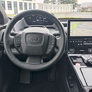 Das Platzangebot im BZ4X ist nicht üppig. Vorne ist es okay, der Platz hinter dem Lenkrad ist jedoch durch die massive Mittelkonsole recht eingebaut.(Bild:  Sven Prawitz/Vogel Communications Group)