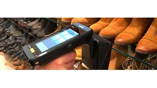 Sobald sich ein Kunde für einen Schuh interessiert, kann der Verkäufer per Lesen des RFID-Tags
schnell das zugehörige Gegenstück beschaffen. Zudem lässt sich der versehentliche Verkauf nicht zusammengehörender Schuhe vermeiden.  (Bild: AIM-D)