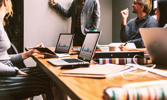 Die klassischen Offline-Massnahmen und -Tools werden also situations- und gesprächspartnerorientiert mit neuen webbasierten Online-Massnahmen und -Tools verknüpft, so wie dies unter anderem beim Konzept des Web-Aided-Selling (W.A.S.) geschieht. Die klassischen Offline-Massnahmen und -Tools werden also situations- und gesprächspartnerorientiert mit neuen webbasierten Online-Massnahmen und -Tools verknüpft, so wie dies unter anderem beim Konzept des Web-Aided-Selling (W.A.S.) geschieht.