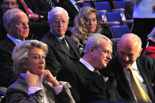 Unter den Gästen waren unter anderem VDIK-Präsident Volker Lange, ZDK-Präsident Robert Rademacher (hinten, v. li.), die Frankfurter Oberbürgermeisterin Petra Roth, VW-Chef Martin Winterkorn und sein Aufsichtsratsboss Ferdinand Piëch (vorne, v. li.). (Archiv: Vogel Business Media)