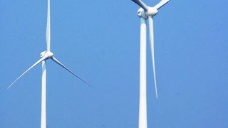 Zwei der 43 Windturbinen vom chinesischen Hersteller Goldwind. Diese 43 Windturbinen sollen 20% des Stroms für die Olympiade 2008 erzeugen – die dazu notwendigen Lager und Dichtungen lieferte SKF. (Archiv: Vogel Business Media)