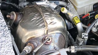 Die an der Motorspritzwand verlaufende Kältemittelleitung war partiell lose und verbogen. (Bild: Diehl – VCG)