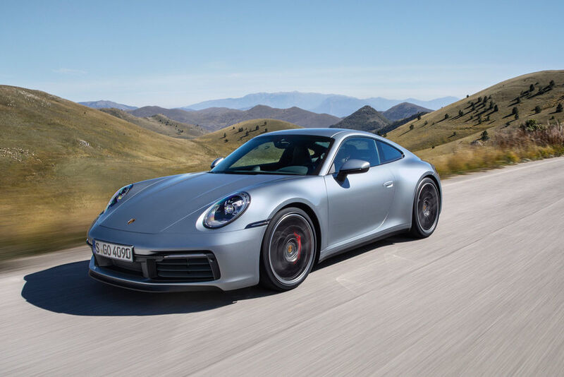 Porsche hat die achte Generation des 911 vorgestellt. Der vordere Lufteinlass ist breiter geworden, die Motorhaube hat zwei Falze bekommen. (Porsche )