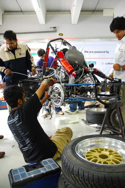 Eilige Reparatur zwischen den Renneinsätzen beim indischen Team des R.V. College of Engineering aus Bangalore. (Archiv: Vogel Business Media)