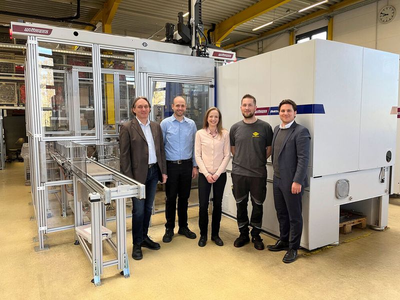Mesto freut sich über mehr Platz, produktiveres Spritzgießen und Energieeffizienz durch Wittmann-Battenfeld-Know-how. Von links: Michael Wittmann, Vertrieb Wittmann Battenfeld, Johannes Stuber, Leitung Produktion bei Mesto, Élise Sellmayr, Leitung Fertigungstechnik und Prozessoptimierung bei Mesto, Simon Heber, Verfahrensmechaniker für Kunststoff- und Kautschuktechnik bei Mesto und Domenico Scavello, Vertrieb Wittmann Battenfeld. Alle stehen übrigens vor einer Spritzgießmaschine des Typs Smartpower 350/2250.  (Bild: Mesto)