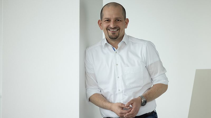 Unsere Aufgabe ist es, Komplexität zu beherrschen – und unseren Kunden Sicherheit in jeder Phase zu geben.(Bild:  Zeta)