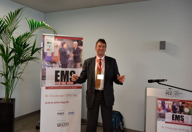 Johann Wiesböck von ELEKTRONIKPRAXIS eröffnet den EMS-Tag 2018. (Bild: VCG)