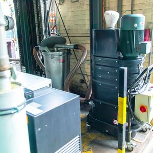 Die Ruwac-Sauganlage bei Doncasters in Bochum ist zwar grundsätzlich mobil, doch bleibt sie bei den Feingussspezialisten eher an einem festen Platz. Von dort aus können gleich zwei Vakuumgießanlagen gereinigt werden. Das Saugsystem arbeitet übrigens mit Vorabscheider.(Bild:  Ruwac)