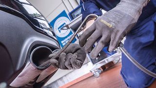 Im Bundesrat gab es keinen Widerspruch gegen die Änderungen zur technischen Fahrzeugüberwachung. Somit könnte die AU weiterhin in den Kfz-Betrieben durchgeführt werden. (Bild: Promotor)