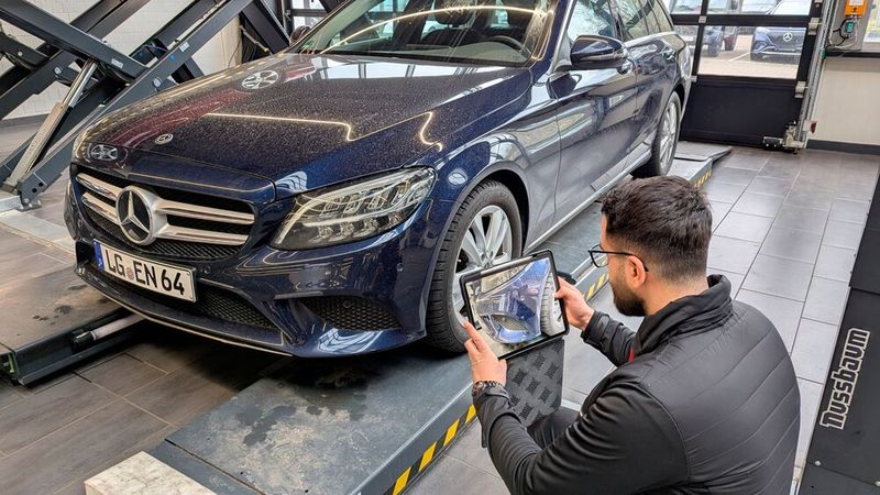 ... der digitalen Direktannahme, mit der der Kunde über Schäden oder Auftragserweiterungen an seinem Auto informiert wird, oder ... (Bild: Rosenow – VCG)