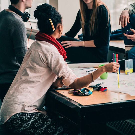 Obwohl die Generation Z weiterhin den Wunsch verspürt, aktiv mitzuwirken und gesellschaftlich teilzuhaben, äußert sie ihr Anliegen seltener und zieht sich zunehmend ins Private zurück. (Bild:  frei lizenziert /  Pixabay)