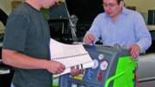 Die Meisterschüler nahmen die Klimaservicegeräte unter die Lupe.  (Foto: Lauer)