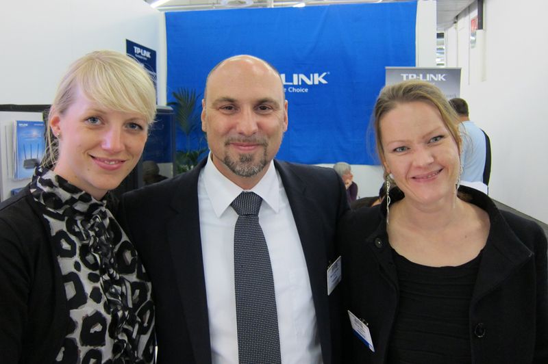 (v. l.) Ramona Hieß und Marcus Knickmeier, TP-Link, mit Hannah Lamotte, IT-BUSINESS		 (IT-BUSINESS)