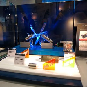 Die beiden Propeller sind in Eingriff ohne einander zu berühren. Zwei DC-Motoren der Serie 1727 CXR von Faulhaber werden dafür winkelsynchron angesteuert.