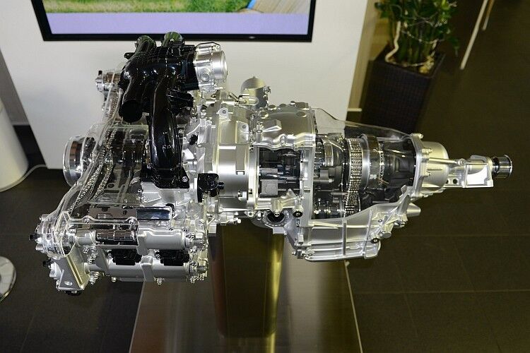 Das Bild zeigt, wie flach und kompakt der Subaru-typische Antriebsstrang inklusive Automatikgetriebe baut. (Foto: Subaru)