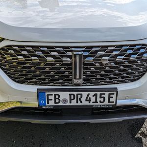 Insgesamt kann man das Design des Wey 03 als dem Zeitgeist entsprechend bezeichnen. Typisch China: viel Bling-Bling (Chrom) an der Front. Über die Sinnhaftigkeit jeglichen Fehlens eines Anfahrschutzes wundert man sich  – allerdings auch bei anderen Autobauern. Die hinter der Stoßstange verbaute Radartechnik als Basis des ACC machte ihre Aufgabe sehr gut. Das selbstständige Anfahren nach einem Ampel- bzw. Staustop erledigt das System perfekt. Allerdings hat es der Hersteller mit der Zahl, oder besser gesagt der Auslegung seiner Assistenzsysteme in der Praxis etwas übertrieben: Ständig bimmelt, piepst oder ding-dongt es irgendwo. Egal ob es das Spurhalten, das Tempo, die Ablenkung von der Straße oder was auch immer ist. Sorry, aber das vermiest einem jeglichen Fahrspaß bzw. produziert echt Frust. Den kann selbst die ausgezeichnete Soundanlage Infinity nicht nachhaltig beseitigen.(Bild:  Dominsky – VCG)