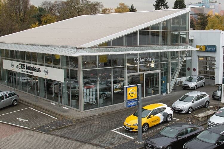 DB Rent hat Anfang 2012 in Frankfurt ein neues Gebrauchtwagencenter eröffnet. Es ist zusätzlich ein Opel-Servicestützpunkt. (Foto: DB Rent)