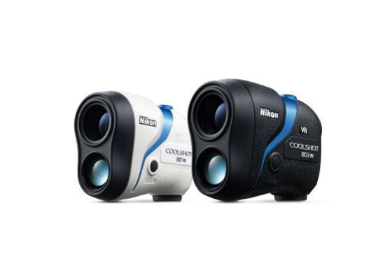 Laser-Entfernungsmesser COOLSHOT 80i VR / COOLSHOT 80 VR: Die mit Nikons optischem Bildstabilisator VR (Vibration Reduction) ausgestatteten Laser-Entfernungsmesser liefern präzise Entfernungsangaben. Die durch Handbewegungen im Sucher verursachten Bildverwacklungen werden auf rund ein Fünftel oder weniger reduziert, wodurch schneller genaue Messwerte möglich werden. Mithilfe der Locked-on-Technologie wird auch bei sich überlappenden Objekten visuell die Entfernung zum Ziel bestätigt. Das kompakte und leichte Gehäuse ist ergonomisch gestaltet und bietet eine bequeme Nutzung bei sehr hoher optischer Leistung, Hersteller Nikon, Tokyo, Japan. (Bild: Red Dot / Nikon)
