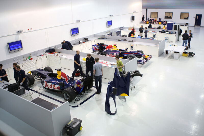 Rund 200 Red-Bull-Racing-Ingenieure entwickeln das gesamte Fahrzeug, entwerfen ständig neue Komponenten, fügen alle 20.000 Einzelteile zusammen und testen das Fahrzeug auf Herz und Nieren (Archiv: Vogel Business Media)