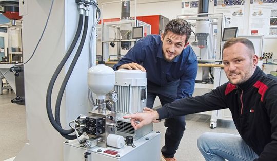 Sind von der Kompaktheit und der Servicefreundlichkeit des Gribi-Hydraulikaggregat überzeugt: Steve Schaffner (Projektmanager bei GRIBI Hydraulics AG) und Sandro Keller (Leiter Kundendienst und Montage bei BalTec AG).(Bild:  Matthias Böhm)