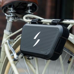 Das Umrüstkit „Go“ verzichtet auf die teure Lenkerhalterung. Stattdessen wird der Akku mit Klettbändern befestigt. Dank dieser Lösung hat man mehr Freiheiten bei der Akkumontage.(Bild:  Swytch Technologies)