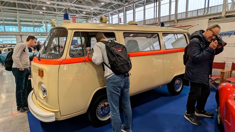 T2 als originaler Krankenwagen mit Verkaufslackierung bis zur Gürtellinie und Rost darüber. Dafür waren die aufgerufenen 33.000 Euro eindeutig zu viel. (Bild: Dominsky – VCG)