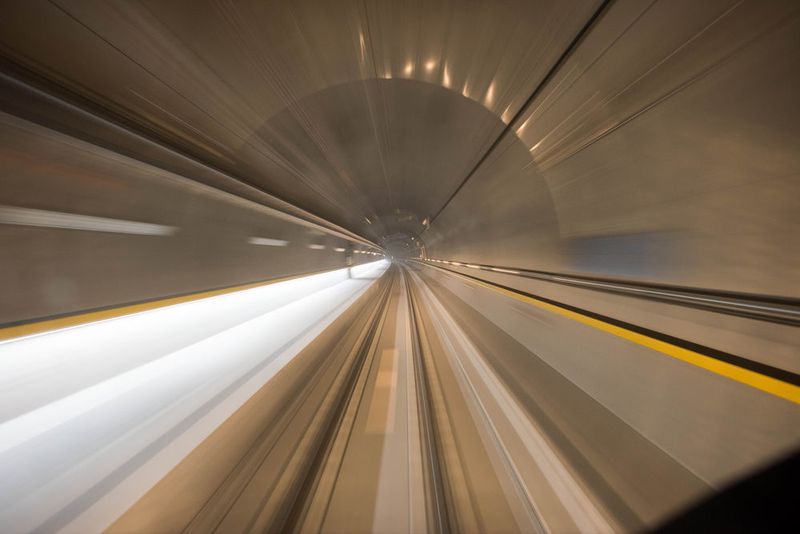 Nach über 20 Jahren Planungs- und Bauzeit wird in der Schweiz die Fertigstellung des Gotthard-Basistunnels gefeiert – der längste Eisenbahntunnels der Welt. Jede Menge Technik sorgt für einen reibungslosen Schienenverkehr. So wird beispielsweise Messtechnik von Endress + Hauser für die Tunnel-Entwässerung eingesetzt. (AlpTransit Gotthard AG)