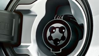 Strom fürs Auto: Reine E-Autos können beim Käufer nicht punkten (Bild: Opel)