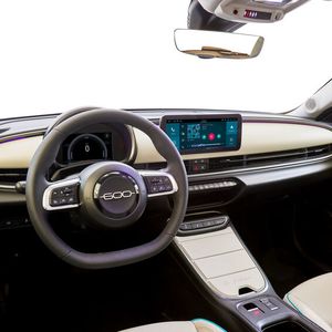 Das Cockpit sieht wie eine größere Copy-and-Paste-Version des 500ers aus.(Bild:  © Lorenzo Poli)