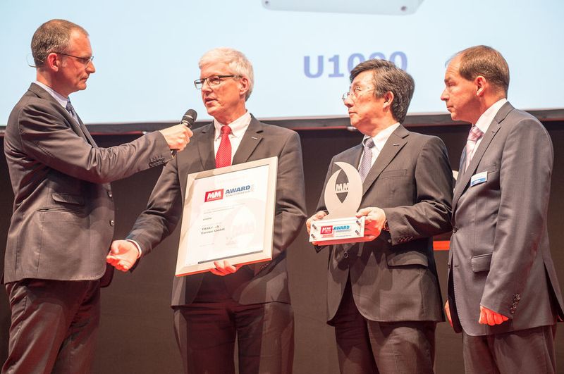 Yaskawa Europe konnte am 21. Juni den Preis für Antriebs- und Steuerungstechnik mit nach Hause nehmen. Ausgezeichnet wurde der U1000 Matrix Converter. (Messe München GmbH)