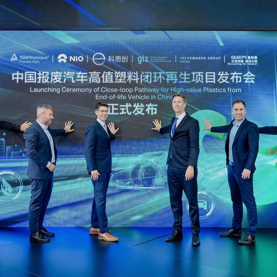 Auf der Chinaplast in Shanghai vereinbaren Covestro und Partner aus der automobilen Wertschöpfungskette eine Kooperation für das Car-to-Car-Recycling von Kunststoffen.(Bild:  Covestro)