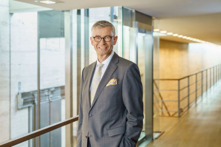 Stephan Feldhaus, Leiter Group Communications und Mitglied der erweiterten Konzernleitung bei Roche, hat sich entschieden per Ende September 2019 seine berufliche Laufbahn ausserhalb des Unternehmens fortzusetzen. Seine Nachfolge tritt zum 1. Oktober 2019 Barbara Schädler an, derzeit Leiterin Communications und Public Affairs bei E.ON. Sie wird als Mitglied der erweiterten Konzernleitung an CEO Severin Schwan berichten. Unsere Bildergalerie „In aller Kürze: Personalmeldungen aus der Prozessindustrie“ zeigt Ihnen kompakt die personellen Veränderungen in den Chefetagen der deutschen Prozess- und Chemieindustrie. Den jeweiligen passenden Beitrag finden Sie hier. (Bild: Roche)