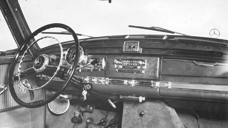 Mercedes hat 1958 im Adenauer-Benz Typ 300 zum ersten Mal in einem Serienmodell eine Klimaanlage optional angeboten. Die von der Firma Behr gefertigte Anlage kostete 3.500 D-Mark Aufpreis. Das entsprach damals etwa dem Gegenwert eines neuen VW Käfer.(Bild:  Mercedes-Benz)