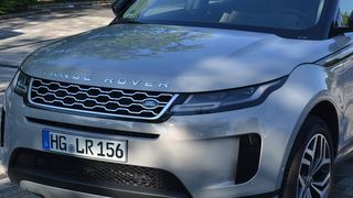 Der neue Range Rover Evoque ist seit April bei den Land-Rover-Händlern. Derzeit sieht es so aus, als ob das Modell nahtlos an den Erfolg des Vorgängers anknüpfen kann. (Michel/»kfz-betrieb«)