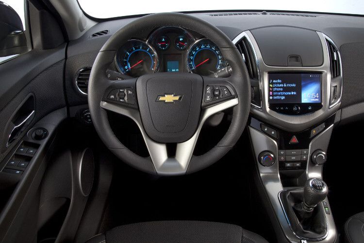 Der Arbeitsplatz des Fahrers ist dafür um so übersichtlicher. (Foto: Chevrolet)