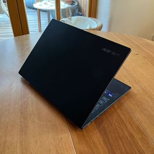 Der Displaydeckel besteht beim Acer Travelmate P6 14 AI aus einem leichten Kohlefasermaterial.(Bild:  Vogel IT-Medien)