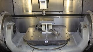 Bild 1: Der große Arbeitsraum des 5-Achsen-CNC-Bearbeitungszentrums C 42 U mit  NC-Schwenkrundtisch ist mit einem Paletten-Spannsystem zur Aufnahme von Wechsel-paletten der Größe 630 mm × 630 mm ausgerüstet. (Bild: Hermle)