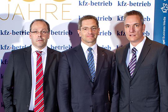 Joachim Abel und Lutz Kortlücke (Real Garant Versicherung) und Wolfgang Michel (Vogel Business Media) (Archiv: Vogel Business Media)