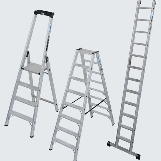 Drei neue Leiternvarianten mit bis zu 225 Kilogramm Belastbarkeit führt Krause-Werk jetzt im Programm.(Bild:  Krause-Werk)