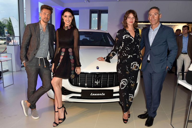 Waren zufällig auch vor Ort (von links): Schauspieler Wayne Carpendale, Model Rebecca Mir und Schauspielerin Jessica Schwarz leisten Achim Saurer Gesellschaft. (S.Brauer/Maserati)