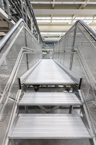 Überstiege und Laufstege der Munk Günzburger Steigtechnik verkürzen die Wege in der Fertigung, im Lager und in der Logistik – so steigern sie die Effizienz und sorgen zugleich für ein Höchstmaß an Arbeitssicherheit. (Bild: Munk Günzburger Steigtechnik)