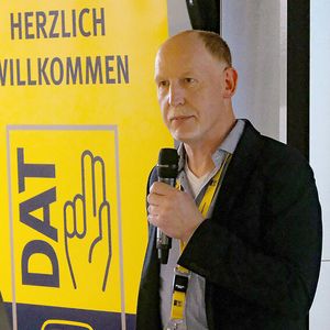 »kfz-betrieb«- und »Fahrzeug + Karosserie«-Redakteur Steffen Dominsky lieferte im Rahmen seines Vortrags „Autos von heute werden keine Oldtimer – oder doch?“ spannende Fakten über die künftige Reparaturmöglichkeit aktueller Fahrzeugelektronik.(Bild:  Zietz – VCG)