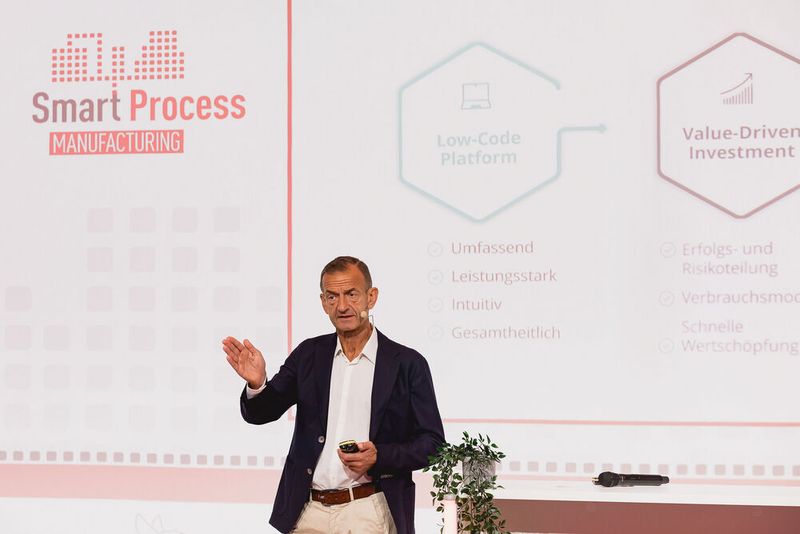 Jürgen Neubauer von Bizagi über die Automatisierung von Geschäftsprozessen mit Low Code Programmierung (Bild: Stefan Bausewein)