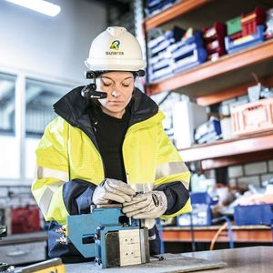 Mit Datenbrille und Helmkamera: Industriedienstleiter Bilfinger machte im Corona-Jahr Instandhaltern vor Ort Expertenwissen digital zugänglich.(Bild:  Bilfinger)