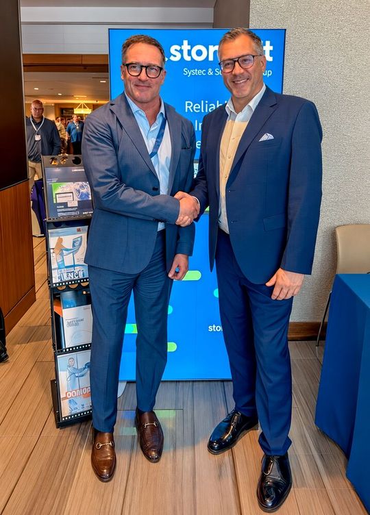 Der Beginn einer starken Partnerschaft: David Rode, CEO Blue Mountain (li.) und Jan-Henrik Dieckert, Geschäftsführerr & Partner Stormbit (re.)(Bild:  Stormbit)
